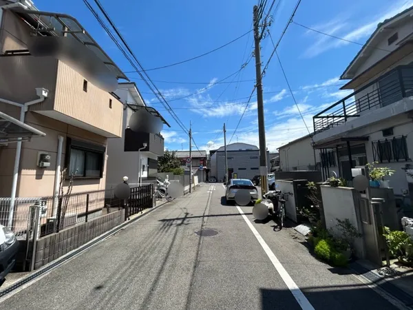 前面６ｍ以上の道路に面した住まいのためゆったりとした立地です