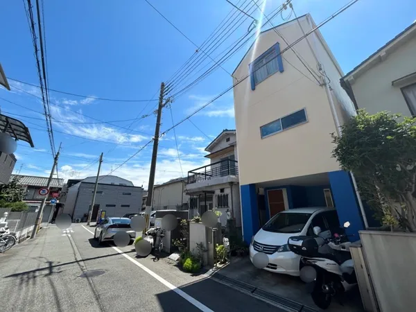 前面６ｍ以上の道路に面した住まいのためゆったりとした立地です