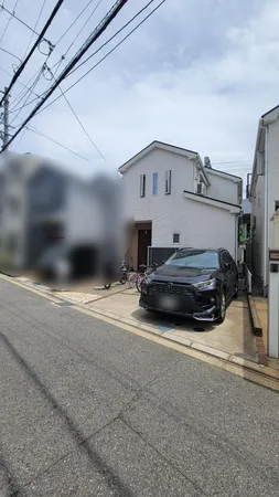 前面道路4.1ｍに面しており、2台駐車可能なゆとりのある駐車スペースとなっております（車種による制限有）。
