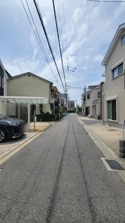 前面道路4.1ｍに面しており、2台駐車可能なゆとりのある駐車スペースとなっております（車種による制限有）。