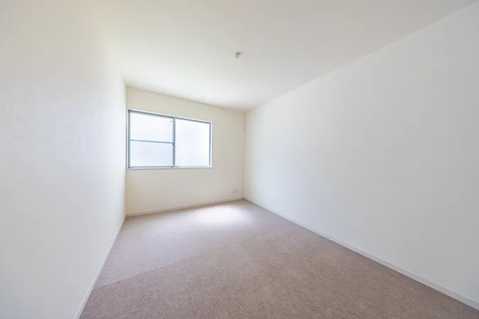 南側からの光が差し込む明るいお部屋です。