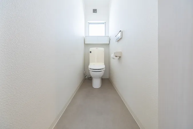 明るい光が差し込むトイレです。