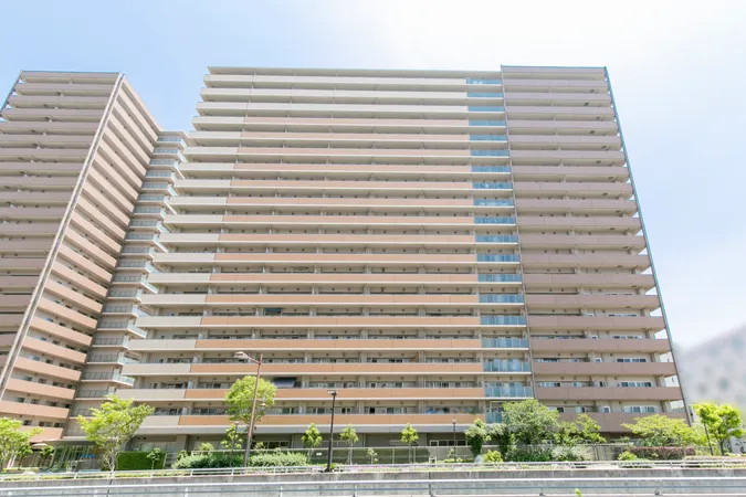JR「尼崎」駅（新快速停車）徒歩4分。13階、81.83平米の4LDKのお部屋です。賃料月額18万円（表面利回り約3.9％）のオーナーチェンジ物件となります。
