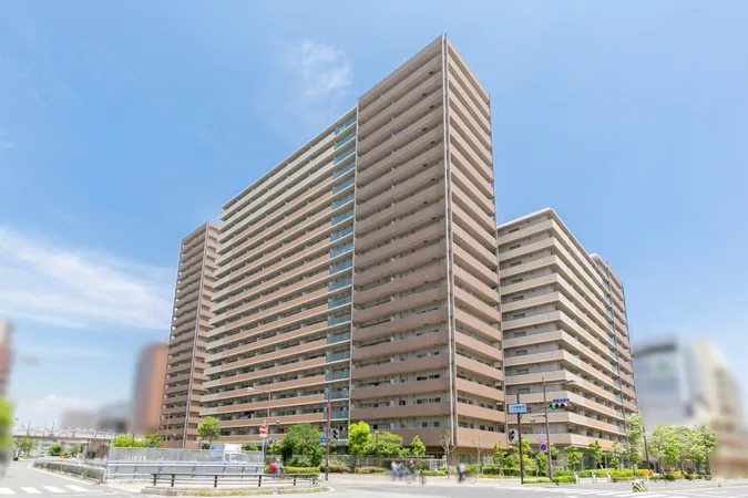 JR「尼崎」駅（新快速停車）徒歩4分。13階、81.83平米の4LDKのお部屋です。賃料月額18万円（表面利回り約3.9％）のオーナーチェンジ物件となります。