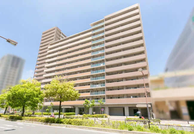 JR「尼崎」駅（新快速停車）徒歩4分。13階、81.83平米の4LDKのお部屋です。賃料月額18万円（表面利回り約3.9％）のオーナーチェンジ物件となります。