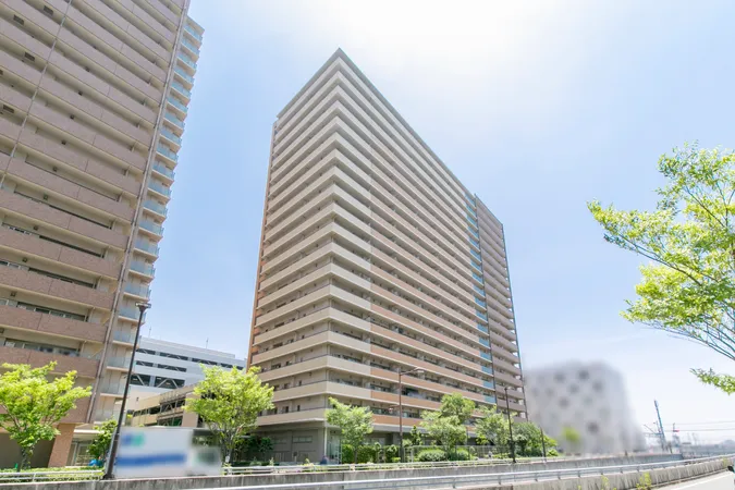 JR「尼崎」駅（新快速停車）徒歩4分。13階、81.83平米の4LDKのお部屋です。賃料月額18万円（表面利回り約3.9％）のオーナーチェンジ物件となります。