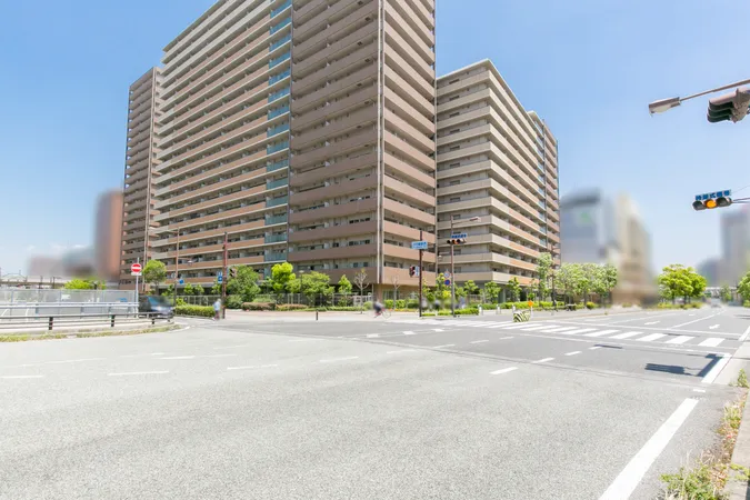 JR「尼崎」駅（新快速停車）徒歩4分。13階、81.83平米の4LDKのお部屋です。賃料月額18万円（表面利回り約3.9％）のオーナーチェンジ物件となります。