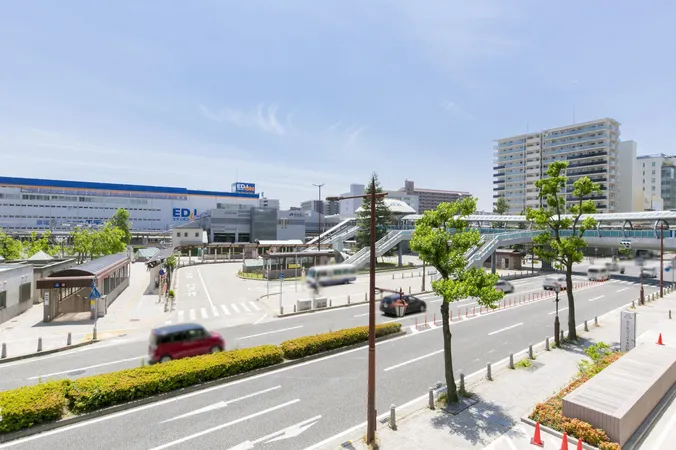 JR「尼崎」駅（新快速停車）徒歩4分。13階、81.83平米の4LDKのお部屋です。賃料月額18万円（表面利回り約3.9％）のオーナーチェンジ物件となります。