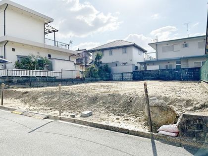 河内長野市北貴望ケ丘 古家付土地 前面道路含む外観