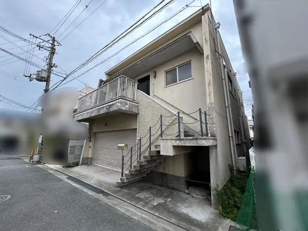 南海本線『石津川』駅徒歩９分。駅までは平坦ルートのため、自転車での走行もスムーズです。スーパーや公園が徒歩5分圏内に揃うロケーション。