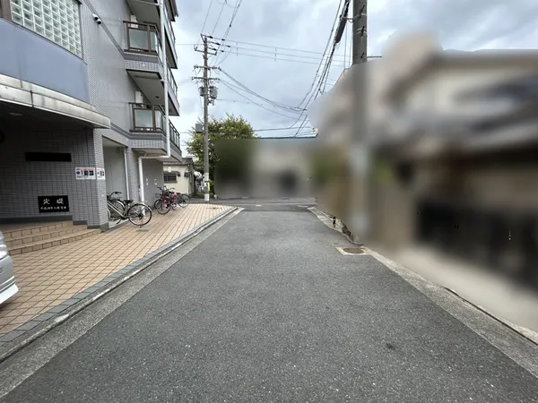 南海本線『石津川』駅徒歩９分。駅までは平坦ルートのため、自転車での走行もスムーズです。スーパーや公園が徒歩5分圏内に揃うロケーション。