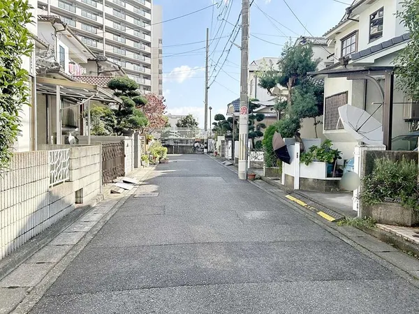 前面道路との高低差は僅少です。