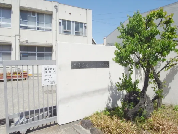 堺市立登美丘中学校まで徒歩12分