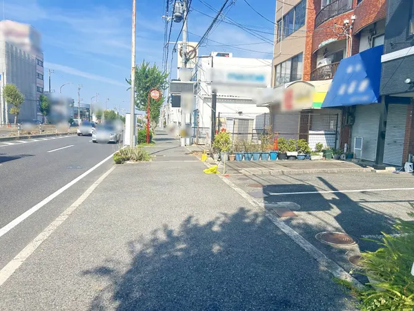前面道路含む外観写真になります。
