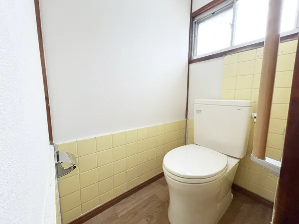 トイレ内に手すり・窓ございます。