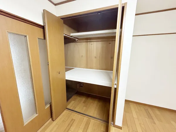 階段下部分クローゼットございます。