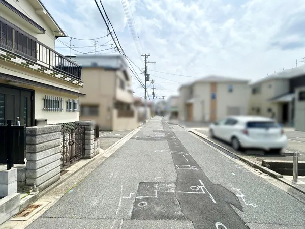 前面道路含む外観写真になります。