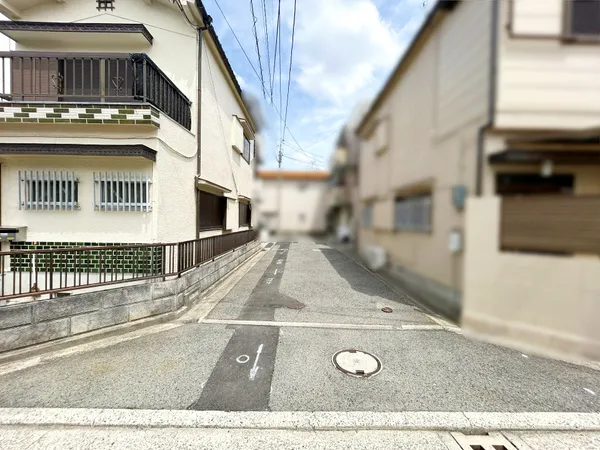 前面道路含む外観写真になります。