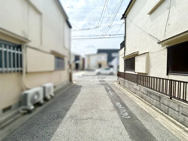 前面道路含む外観写真になります。
