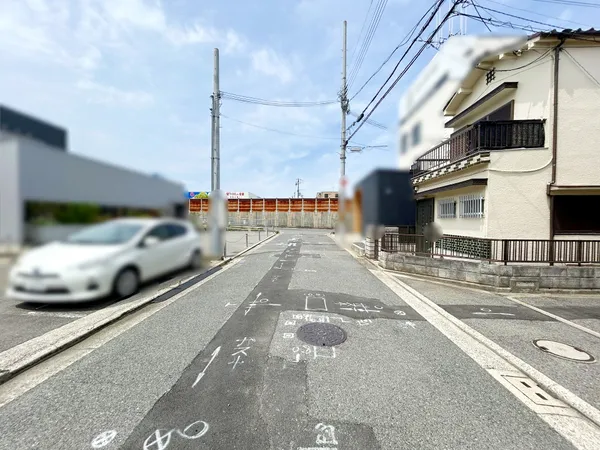 前面道路含む外観写真になります。