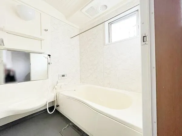 浴室は湿気がたまりやすく、換気扇だけではどうしてもカビが出てしまいやすい場所。窓があるだけで、あっという間に換気ができますのでお風呂のカビお掃除も気持ちが良いです。