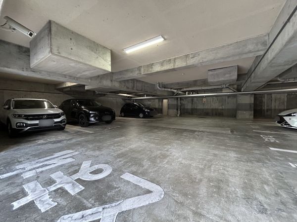 メゾンドールウイングヒルズ 4番館 駐車場