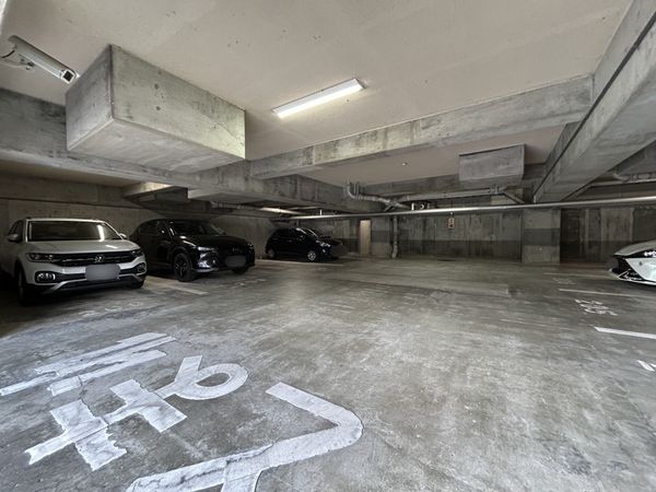 メゾンドールウイングヒルズ 4番館 駐車場