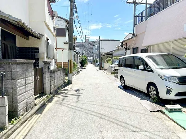 北西側道路の写真です。幅員は約３．９ｍです。