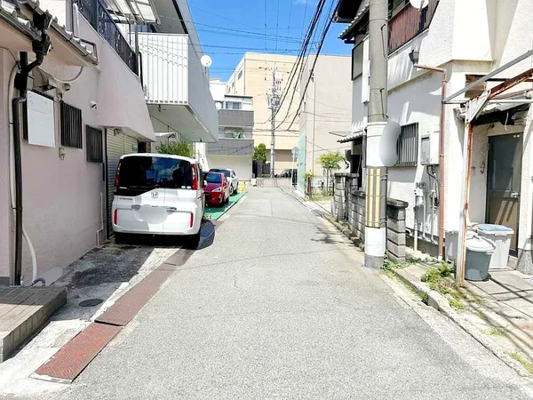 北西側道路の写真です。幅員は約３．９ｍです。