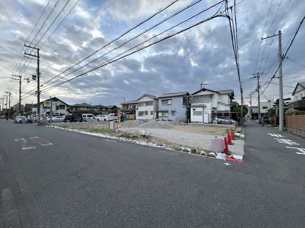 高石市高師浜2丁目 前面道路含む外観 高石市高師浜2丁目 前面道路含む外観