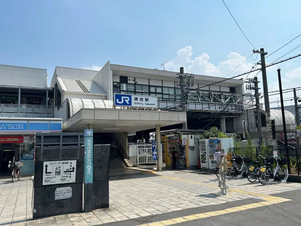 ＪＲ阪和線「堺市」徒歩8分。