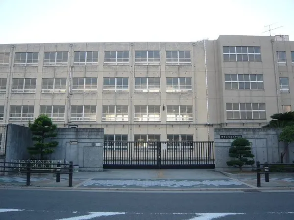 堺市立浅香山中学校徒歩6分。