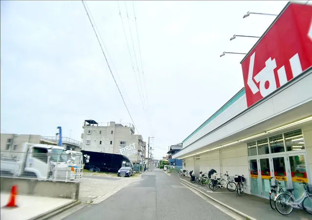 東側から前面道路を撮影。道路幅員約６．０メートルあります。
