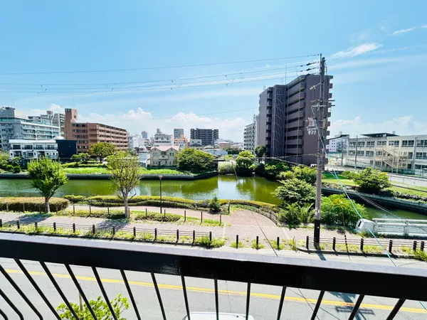 ３階東側洋室の窓からの眺望　ぜひご検討下さい。