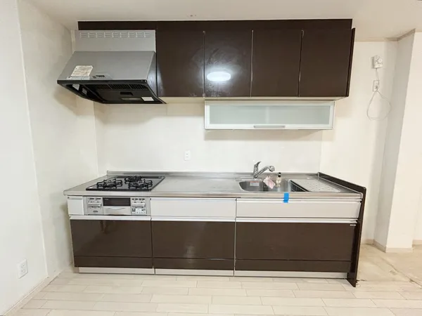 壁付けタイプのキッチンで、空間をより広く有効的にご活用いただけます。