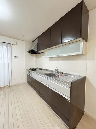 壁付けタイプのキッチンで、空間をより広く有効的にご活用いただけます。