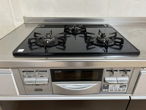 3口コンロ・グリル付きで、複数の料理を同時進行で効率良く作れます。