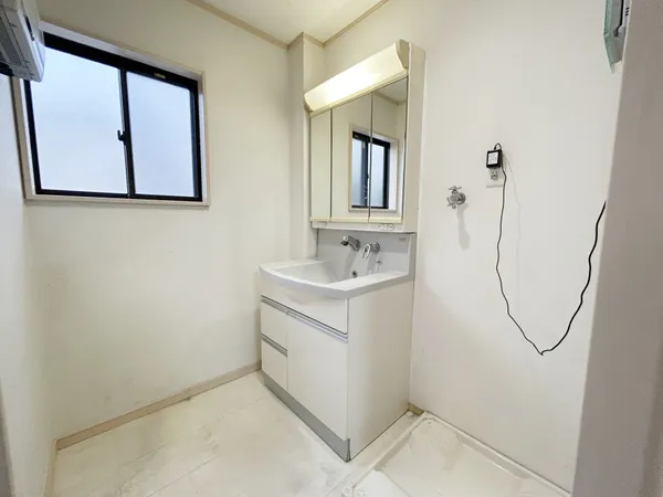 洗面台は収納豊富な三面鏡タイプです。毎日使う化粧品、ドライヤー、歯ブラシのほか掃除用品やストック用品もスッキリ収納可能。