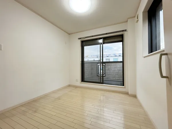 【３階洋室/約5.5帖】クローゼットがございます。