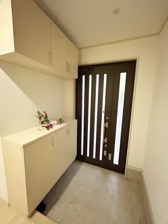 靴をたっぷり収納できる玄関収納が備えられています。