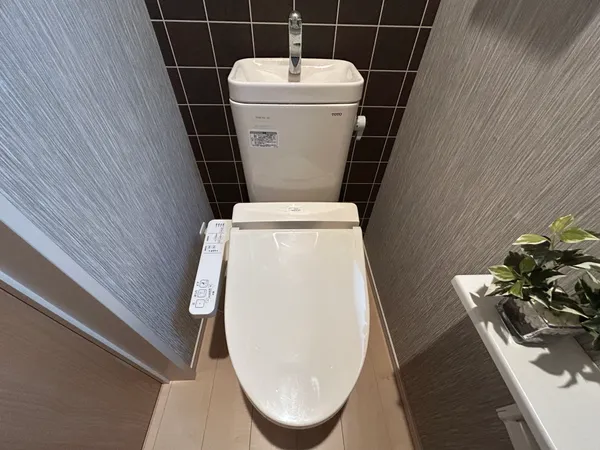 【２階トイレ】温水洗浄便座が備わっており、毎日快適にお使いいただけます。