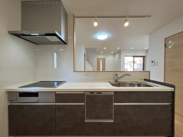 家事負担を軽減してくれる食器洗乾燥機付きです。