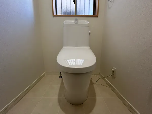 【１階トイレ】温水洗浄便座が備わっており、毎日快適にお使いいただけます。