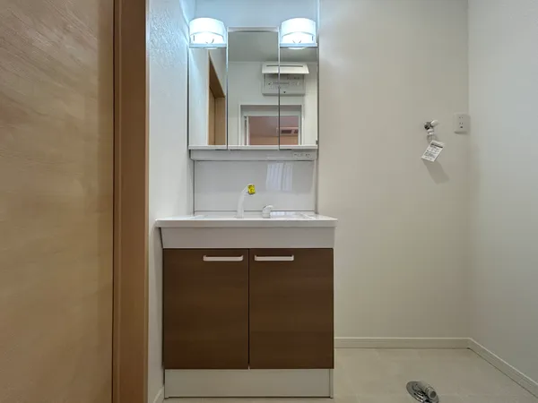 洗面台は収納豊富な三面鏡タイプです。毎日使う化粧品、ドライヤー、歯ブラシのほか掃除用品やストック用品もスッキリ収納可能。