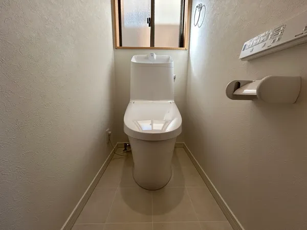 【２階トイレ】温水洗浄便座が備わっており、毎日快適にお使いいただけます。