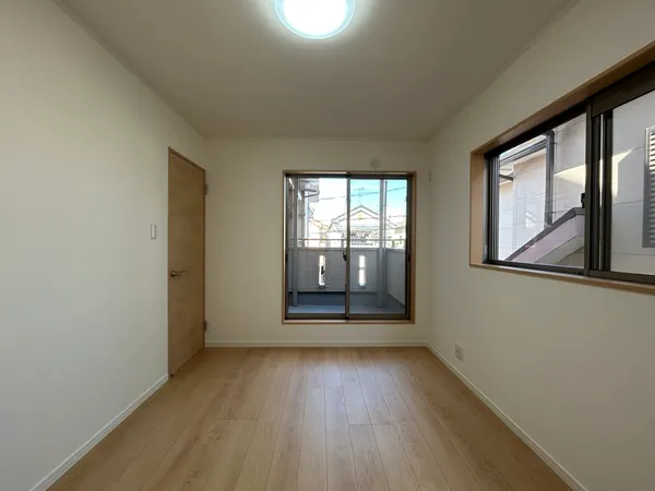 【洋室/約6帖】各洋室それぞれに収納スペースが設けられており、空間を広く有効にご活用いただけます。