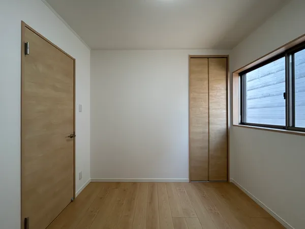 【北側洋室/約4.5帖】各洋室それぞれに収納スペースが設けられており、空間を広く有効にご活用いただけます。