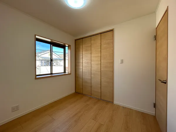 【北側洋室/約4.5帖】各洋室それぞれに収納スペースが設けられており、空間を広く有効にご活用いただけます。