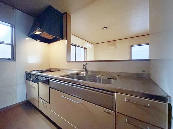 お子様の様子なども見ながら調理できるカウンターキッチン