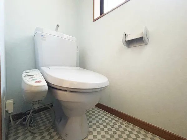 ホワイトを基調とした、清潔感が感じられる1階トイレ